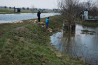 Rodinným domom v blízkosti sa už voda dostala do záhrad