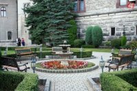 Smolenický zámok - parčík na nádvorí