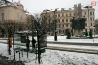 Sneh skomplikoval dopravu, mnohé spoje v nedeľu predpoludním meškali.