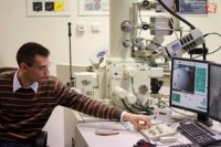 doktor Sahul pri skenovacom elektrónovom mikroskope