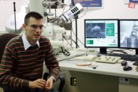 doktor Sahul pri skenovacom elektrónovom mikroskope