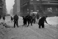 1956: Na výzvu Ústredného národného výboru a Obvodných národných výborov nastúpili bratislavskí občania do brigádnických smien na odpratávanie ulíc mesta od veľkého množstva snehu.