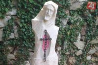 Socha sv. Svorada pribudla v priestoroch Zoborského kláštora. Jej autorom je Jaroslav Halmo