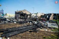 Trosky baru po rozsiahlom požiari