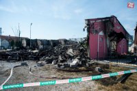 Trosky baru po rozsiahlom požiari