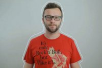 Spevák Martin Husovský sa v novom klipe Komajoty premieňa do rôznych podôb.