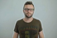 Spevák Martin Husovský sa v novom klipe Komajoty premieňa do rôznych podôb.