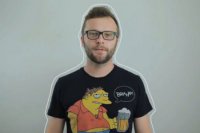 Spevák Martin Husovský sa v novom klipe Komajoty premieňa do rôznych podôb.