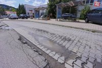 Autobusová zastávka a priľahlá vozovka na Gaštanovej ulici pred základnou