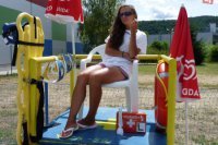 Dominika v polohe, v akej ju väčšinou neuvidíte. Radšej sa totiž prechádza okolo bazéna