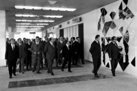 Podpredseda vlády Slovenskej socialistickej republiky Štefan Sádovský odovzdal 28.augusta 1970 do užívania novú odbavovaciu halu letiska v Bratislave a pomocné prevádzkarne, ktoré s nákladmi 75 miliónov Kčs postavil Doprastav. Autor: V. Přibyl.