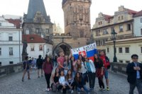 Bystrické florbalistky na spoločnej fotografii v uliciach Prahy