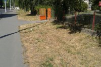 Tráva je vyschnutá aj popri domoch