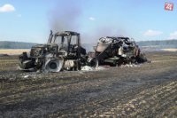 ohorený traktor s balíkovačom slamy po požiari