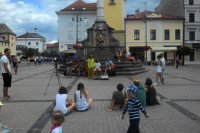 Hrajú na ulici a kto chce, príde sa pozrieť.