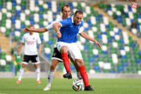 Na snímke vľavo obranca Martin Tóth (Trnava) a vpravo útočník Guy Bates (Linfield)