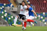 Na snímke vľavo útočník Haris Harba (Trnava) a vpravo stredopoliar David Kee (Linfield)