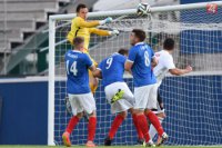 Na snímke vpravo hráč Trnavy Haris Harba a zľava hráči Linfieldu Aaron Burns, hore brankár Christopher Hegarty, Guy Bates a Stephen Lowry