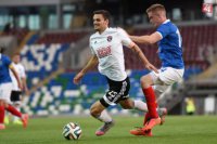 Na snímke vľavo kapitán Trnavy Erik Sabo a hráč Linfieldu Aaron Burns