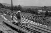 Na archívnej snímke z 8. júla 1964 v Banskej Bystrici rekonštrukcia prírodného amfiteátra, ktorý bol jedným z hlavných miest osláv 20. výročia Slovenského národného povstania. Rekonštrukcia amfiteátra si vyžiadala náklad dva a pol milióna korún.