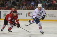 Na snímke zľava Ivan Ďatelinka (Banská Bystrica) a Richard Lintner (Výber hviezd) počas exhibičného zápasu - spomienka na Miroslava Hlinku HC ´05 iClinic Banská Bystrica - Výber hviezd 31. júla 2015 na zimnom štadióne v Banskej Bystrici.