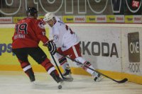 Na snímke zľava Milan Kytnár (Banská Bystrica) a Tomáš Tatar (Výber hviezd) počas exhibičného zápasu - spomienka na Miroslava Hlinku HC ´05 iClinic Banská Bystrica - Výber hviezd 31. júla 2015 na zimnom štadióne v Banskej Bystrici.