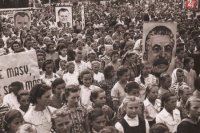 1. máj 1951 na Námestí osloboditeľov v Košiciach (pod dohľadom Stalina, Gottwalda, KSS a ŠTB)