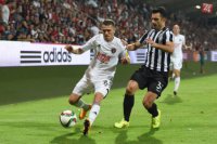 Na snímke vľavo hráč Trnavy Lukáš Greššák a hráč Solúnu Giorgos Tzavellas