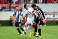 Na snímke vľavo hráč Trnavy Jakub Vojtuš a hráč Solúnu Alexandros Tziolis