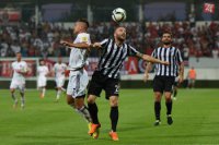 Na snímke vľavo hráč Trnavy Jakub Vojtuš a hráč Solúnu Giannis Skondras