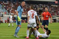 Slovná prestrelka medzi hráčom Trnavy Martinom  Mikovičom a brankárom Solúnu Robinom Olsenom