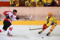 Tobolka blokuje Hroncovu strelu od modrej