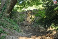 Na snímke vyschnutý potok v dôsledku horúčav, ktorý inokedy tečie z jazierka pri zámku v Smoleniciach