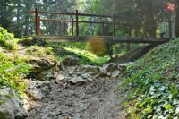 Na snímke vyschnutý potok v dôsledku horúčav, ktorý inokedy tečie z jazierka pri zámku v Smoleniciach