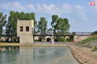 Na snímke pokles hladiny vody v dôsledku horúčav na vodnej priehrade v Suchej nad Parnou