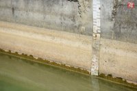 Na snímke pokles hladiny vody v dôsledku horúčav na vodnej priehrade v Suchej nad Parnou