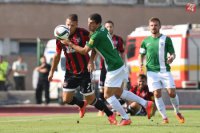 Na snímke vľavo hráč Trnavy Jakub Vojtuš a hráč Skalice Radoslav Ciprys