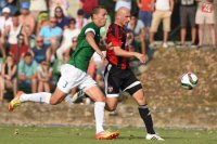 Na snímke vpravo kapitán Trnavy Marek Janečka a hráč Skalice Roman Konečný