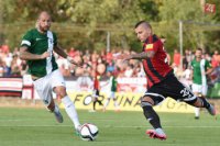 Na snímke vpravo hráč Trnavy Matúš Čonka a hráč Skalice Ivan Lietava