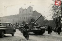Kolóna sovietskych tankov na Námestí SNP v Bratislave.