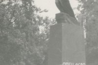 Pamätník oslobodenia s protisovietskymi nápismi „Otec osloboditeľ – syn okupant” a „Rusi, choďte domov”. Bratislava.