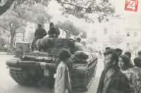 Tank mieriaci na nemocnicu milosrdných bratov na Námestí SNP v Bratislave.
