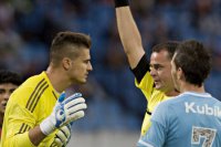 Na snímke vpravo František Kubík (Slovan) a vľavo brankár Ľuboš Kamenár (Trnava) dostáva žltú kartu za faul a udeluje mu ju uprostred hlavný rozhodca Dušan Sedlák