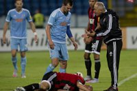 Na snímke vľavo František Kubík (Slovan) a dole faulovaný Marek Janečka a vpravo tréner futbalistov Trnavy Juraj Jarábek