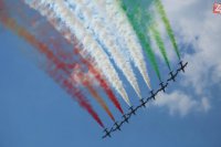 Na snímke predstavenie talianskej akrobatickej letky Frecce Tricolori počas Medzinárodných leteckých dní SIAF 2015 na leteckej základni Sliač 29. augusta 2015.