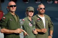 Na snímke letci sledujú letové ukážky počas Medzinárodných leteckých dní SIAF 2015 na leteckej základni Sliač 29. augusta 2015.