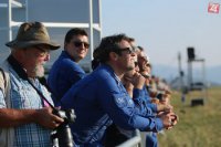 Na snímke piloti talianskej akrobatickej letky Frecce Tricolori sledujú vystúpenie francúzskej akrobatickej letky Patrouille de France počas druhého dňa Medzinárodných leteckých dní SIAF 2015 na leteckej základni Sliač 30. augusta 2015.