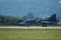 Na snímke lietadlo SAAB J-35 Gripen počas druhého dňa Medzinárodných leteckých dní SIAF 2015 na leteckej základni Sliač 30. augusta 2015.