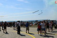 Na snímke návštevníci sledujú vzdušné vystúpenia počas druhého dňa Medzinárodných leteckých dní SIAF 2015 na leteckej základni Sliač 30. augusta 2015.