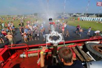 Na snímke osviežovanie návštevníkov počas druhého dňa Medzinárodných leteckých dní SIAF 2015 na leteckej základni Sliač 30. augusta 2015.